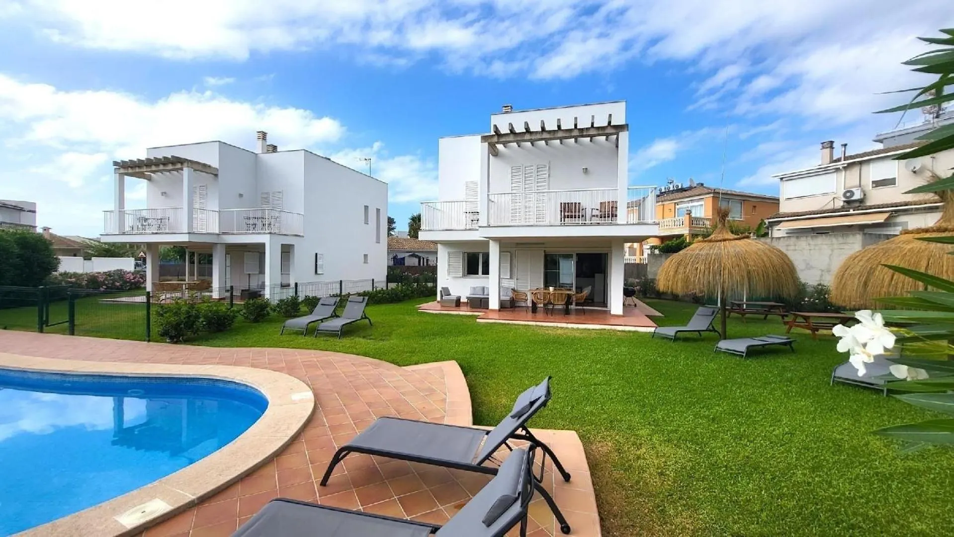 Strandhaus In Playa De Muro Fuer 12 Personen location